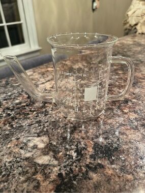 A Catamount Glass USA 500ml laboratory beaker with handle and spout